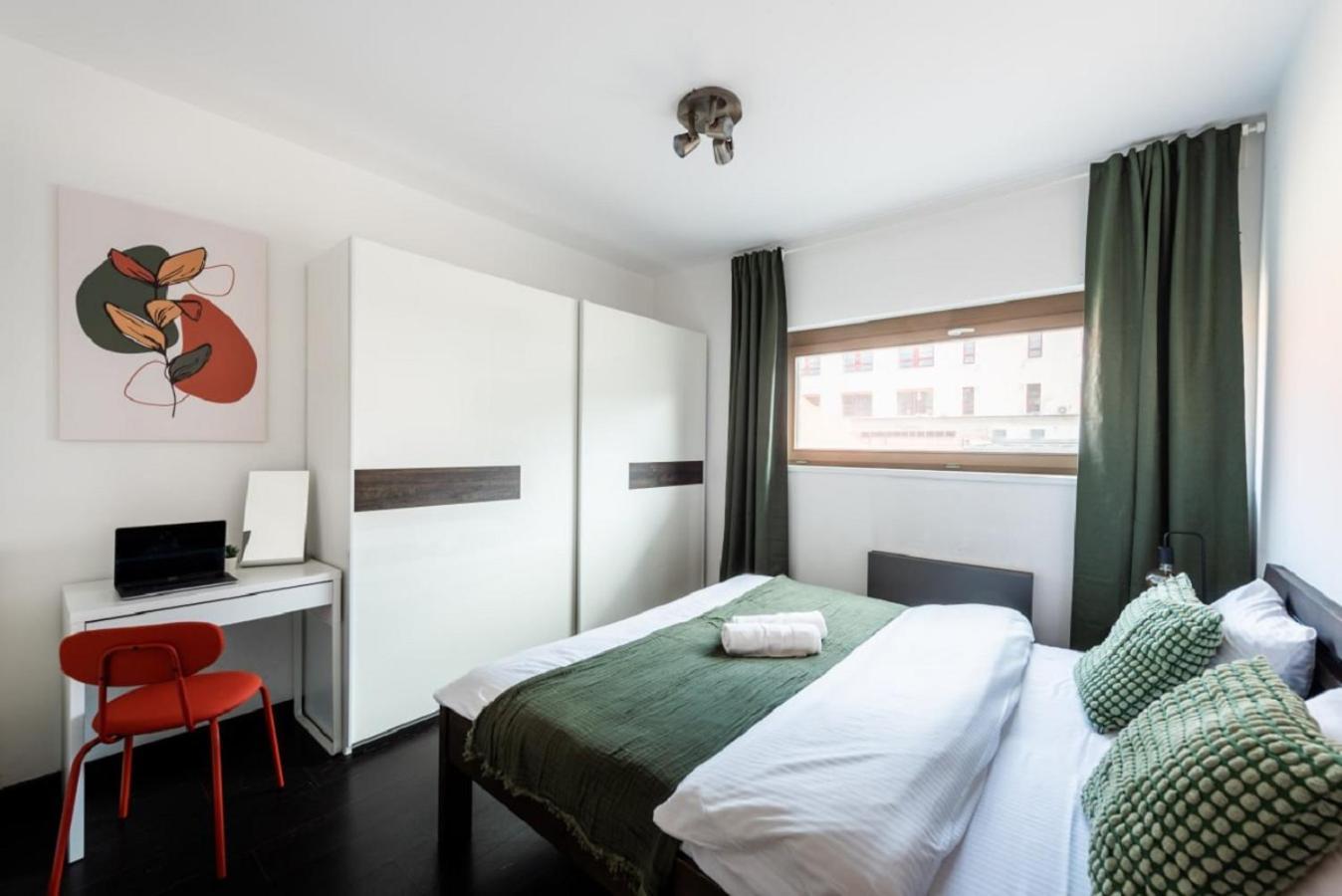 פראג Spacious Apartments Near Karlin Square מראה חיצוני תמונה