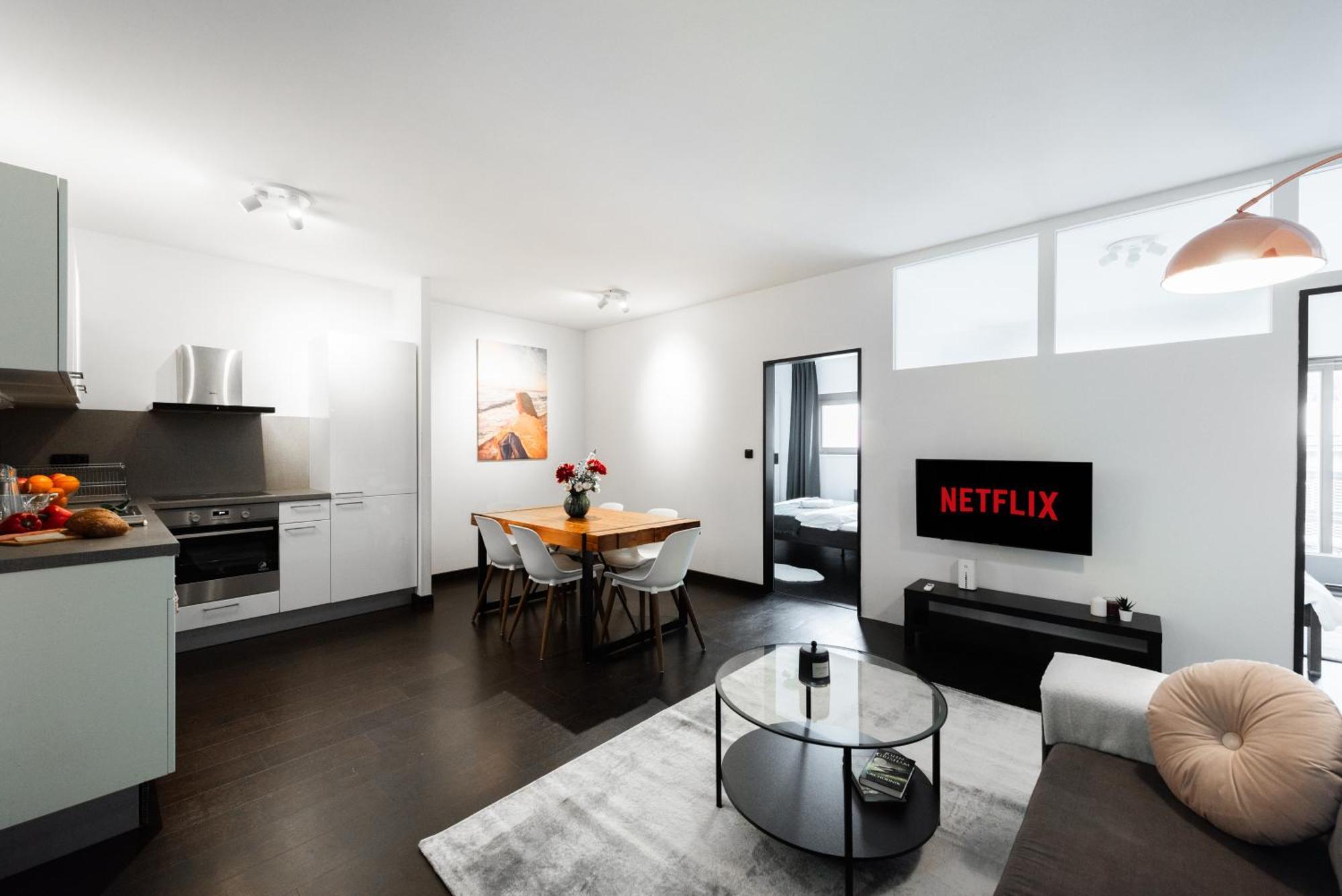 פראג Spacious Apartments Near Karlin Square מראה חיצוני תמונה