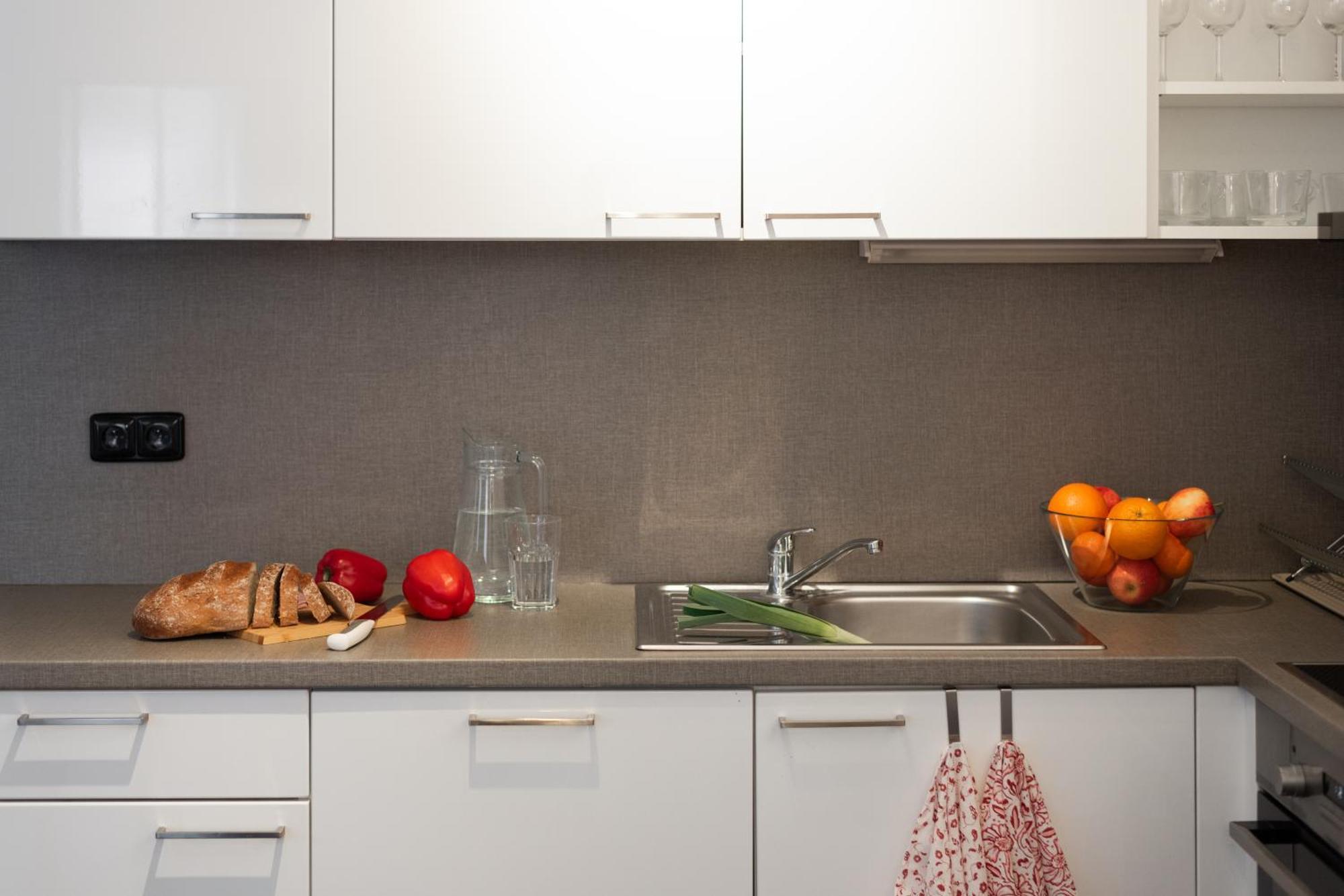 פראג Spacious Apartments Near Karlin Square מראה חיצוני תמונה