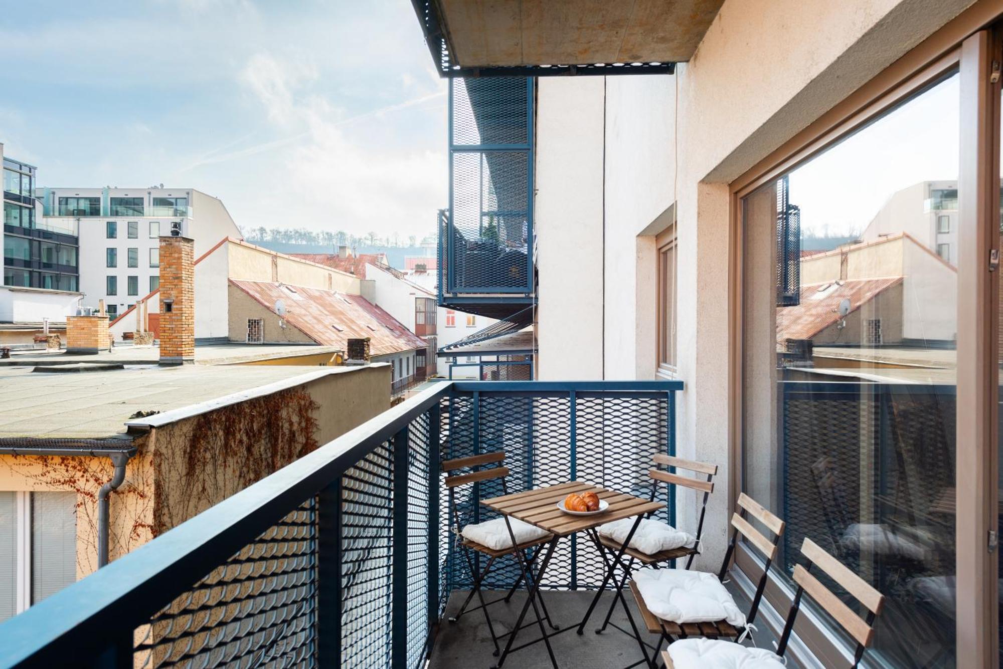 פראג Spacious Apartments Near Karlin Square מראה חיצוני תמונה