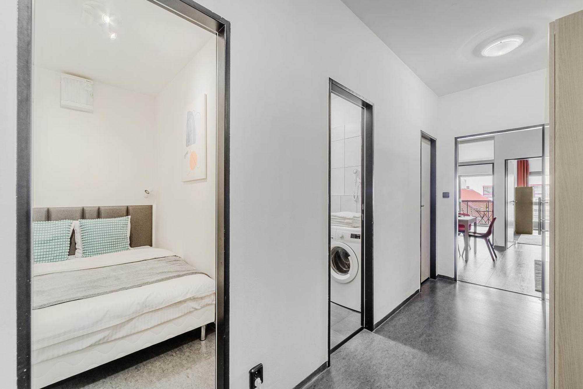 פראג Spacious Apartments Near Karlin Square מראה חיצוני תמונה