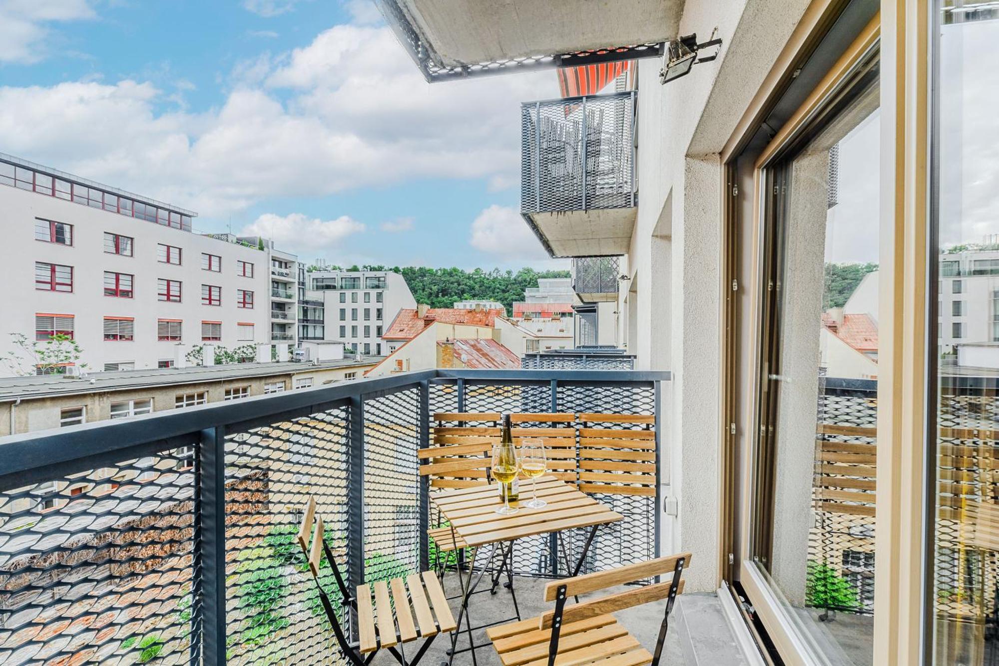 פראג Spacious Apartments Near Karlin Square מראה חיצוני תמונה
