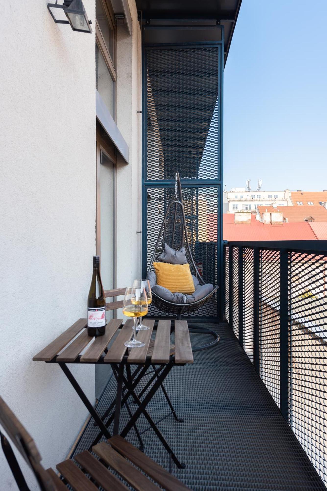 פראג Spacious Apartments Near Karlin Square מראה חיצוני תמונה