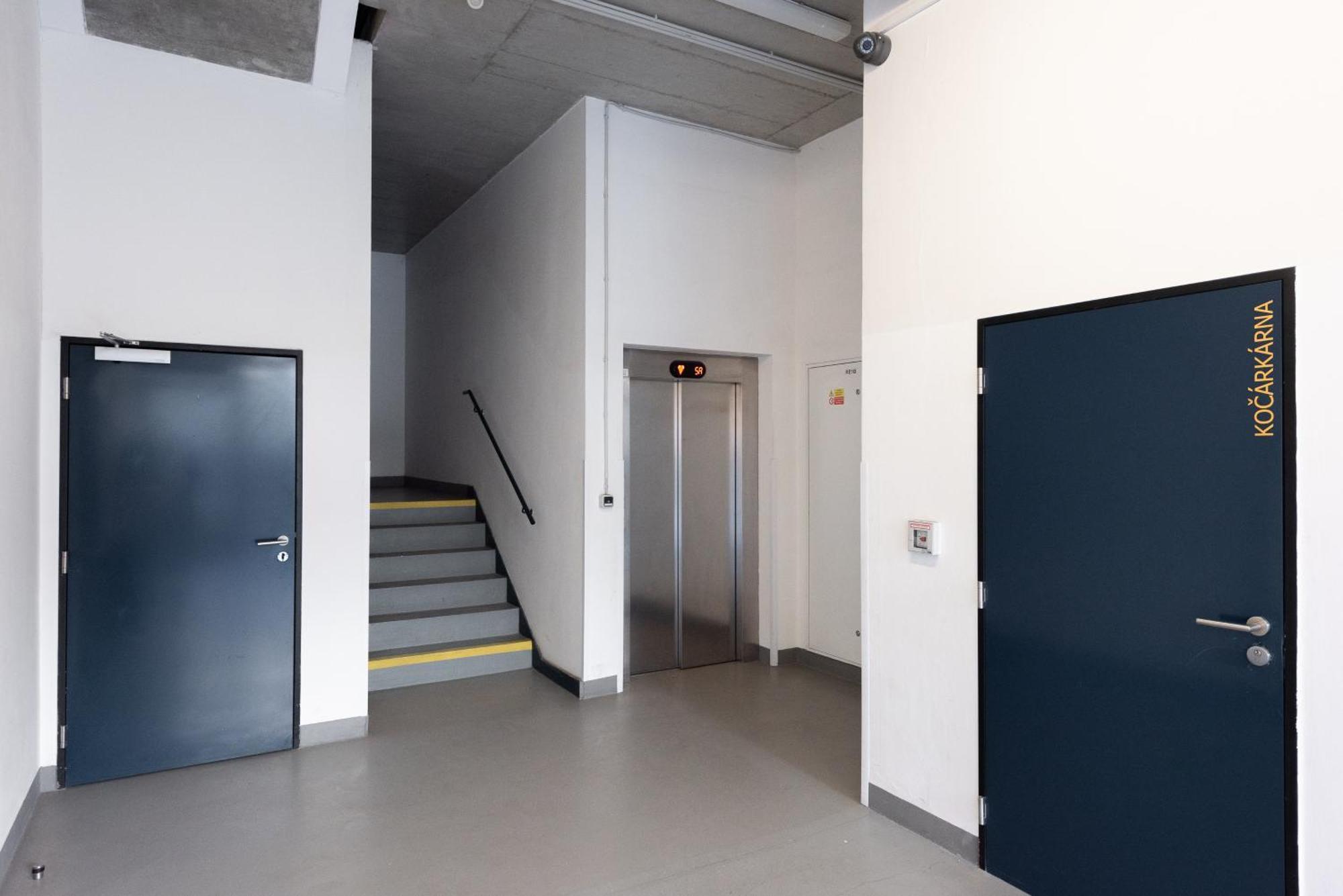 פראג Spacious Apartments Near Karlin Square מראה חיצוני תמונה