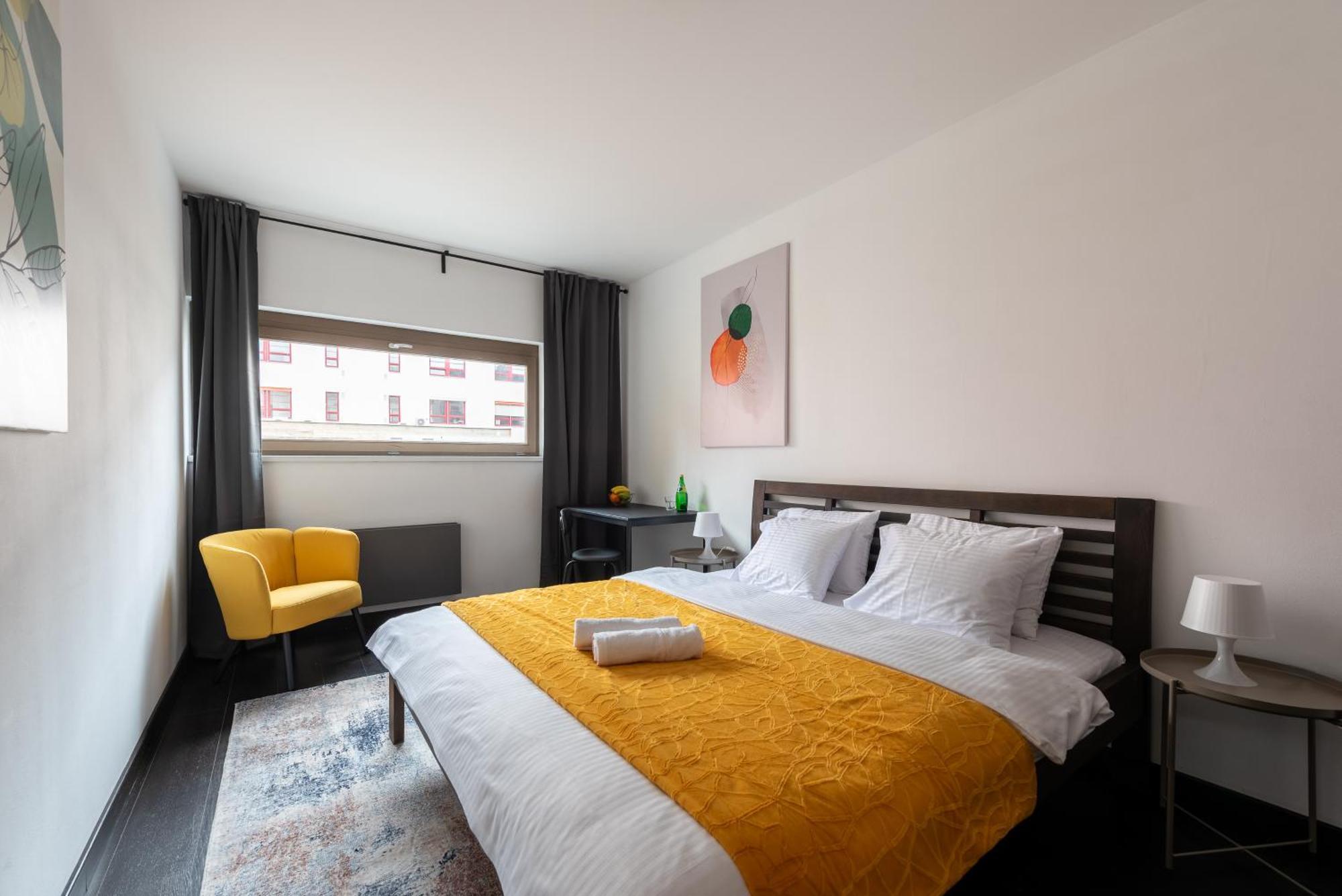 פראג Spacious Apartments Near Karlin Square מראה חיצוני תמונה