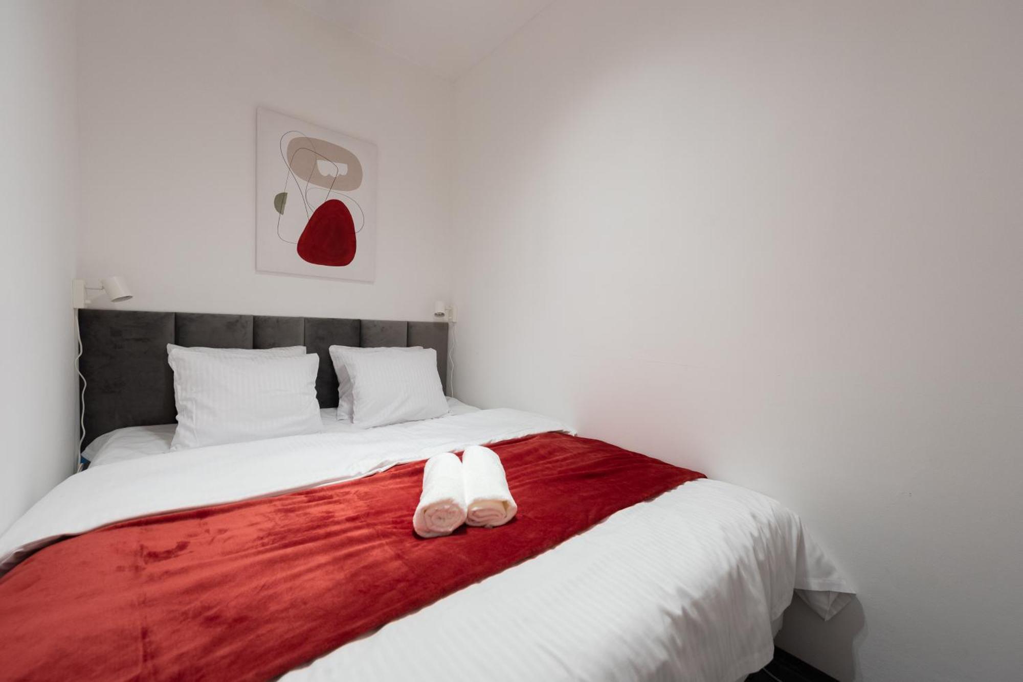 פראג Spacious Apartments Near Karlin Square מראה חיצוני תמונה