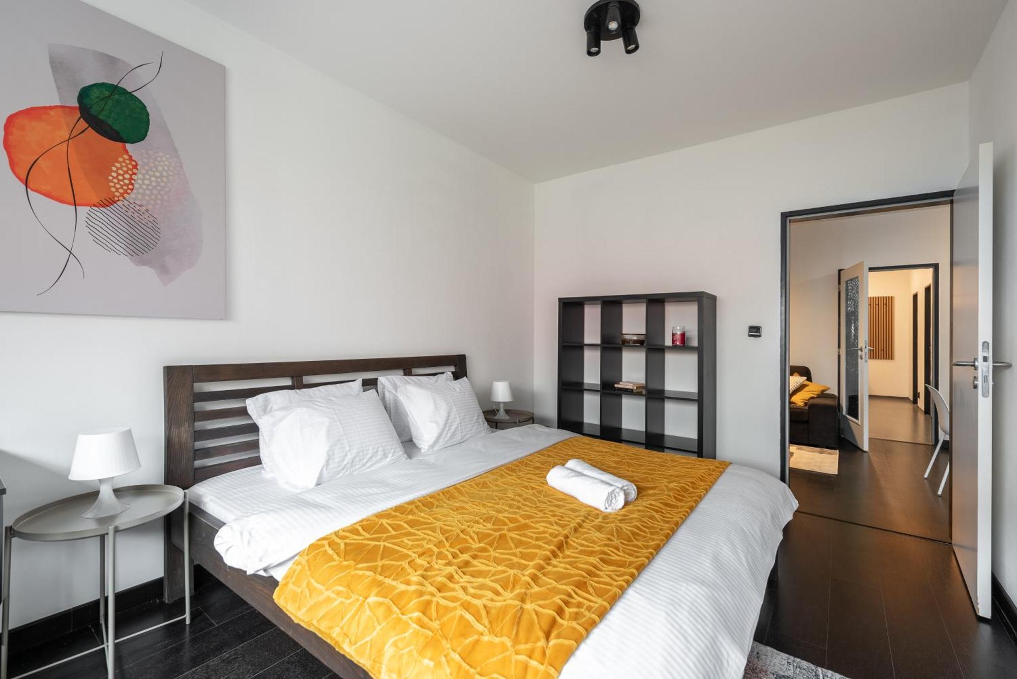 פראג Spacious Apartments Near Karlin Square מראה חיצוני תמונה
